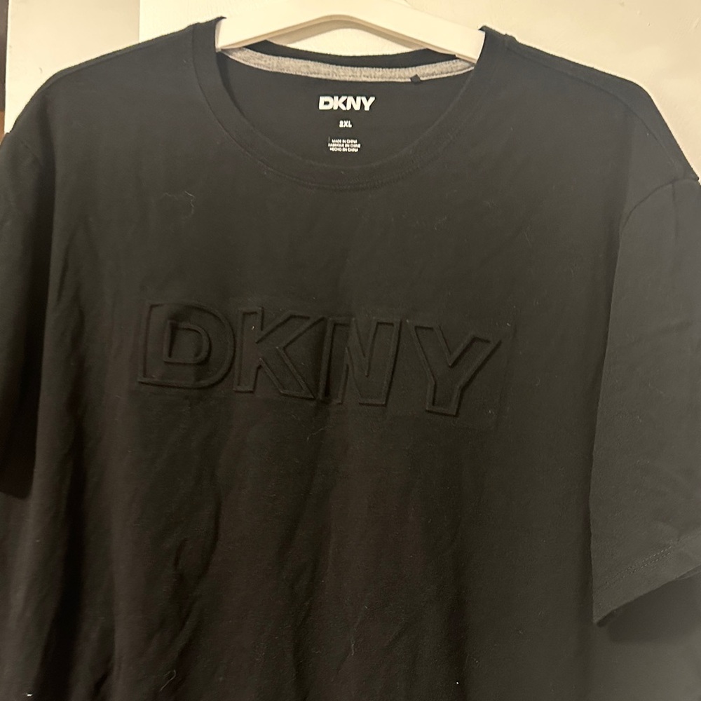 DKNY Men's Black Short Sleeve Tee size 2XL